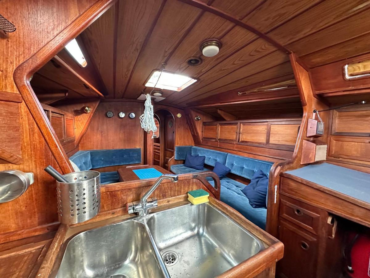 Отель Unique Wooden Sail Yacht + 2 Bikes Included! Сан-Адриан-де-Бесос Экстерьер фото