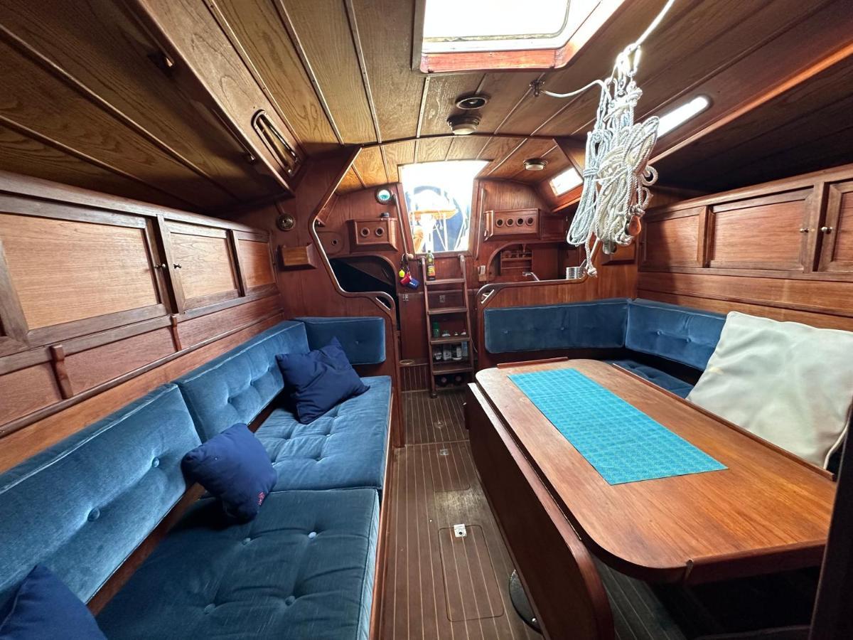 Отель Unique Wooden Sail Yacht + 2 Bikes Included! Сан-Адриан-де-Бесос Экстерьер фото