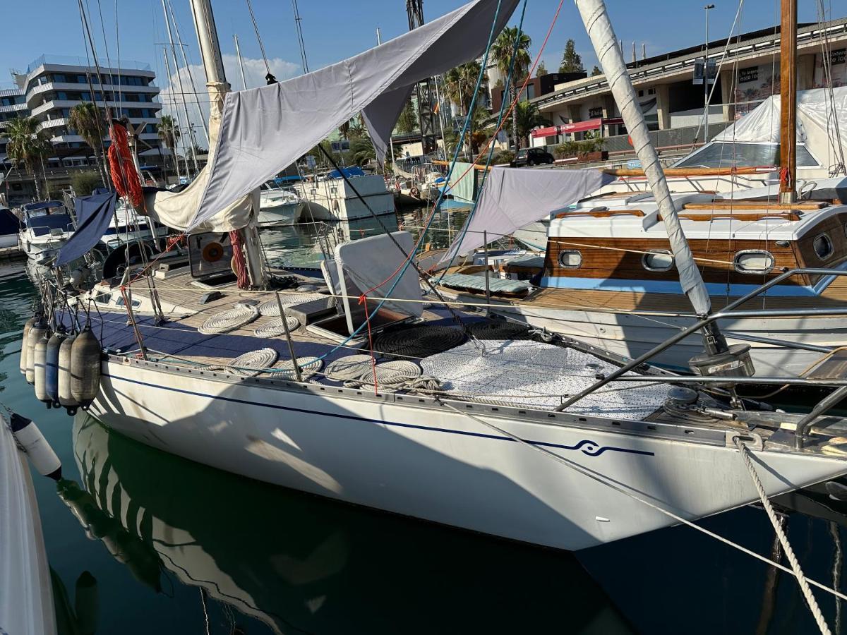 Отель Unique Wooden Sail Yacht + 2 Bikes Included! Сан-Адриан-де-Бесос Экстерьер фото