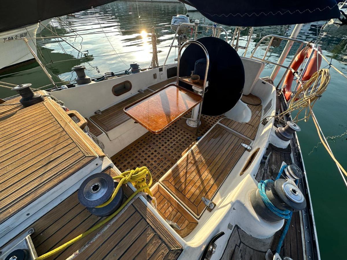Отель Unique Wooden Sail Yacht + 2 Bikes Included! Сан-Адриан-де-Бесос Экстерьер фото